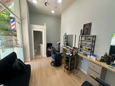 Shitet, Biznes Barber-Shop, Rruga e Barrikadave