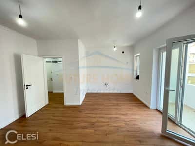 Shitet, Apartament 1+1, Shkolla e Kuqe, Tiranë.