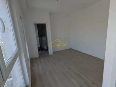 Tirane, jepet me qera zyre Kati 1, 70 m² 400 € (KOMPLEKSI AURA)