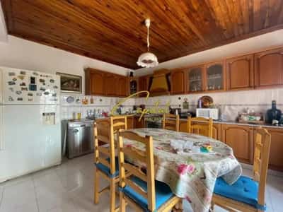 Tirane, jepet me qera apartament 2+1 Kati 1, 140 m² 500 € (ISH TREGU ELEKTRIK)