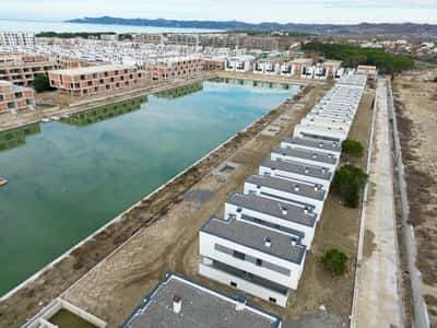 VILE  PER SHITJE TE TURQUOISE MARINA - GJIRI I LALEZIT