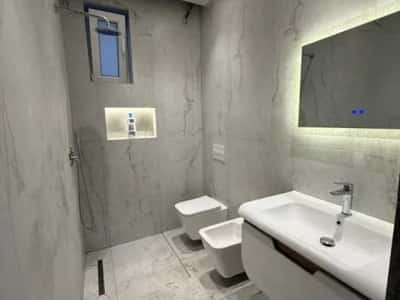 Tirane, jepet me qera Vile 2 Katshe Kati 2, 335 m² 2.000 € (RRUGA E KAVAJES)