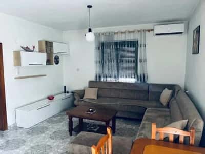 Tirane, jepet me qera apartament 2+1 Kati 1, 130 m² 500 € (Pran Universitetit Europian)