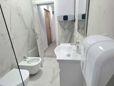 Jepet per qira ambient 3+1 per zyra 21 Dhjetori