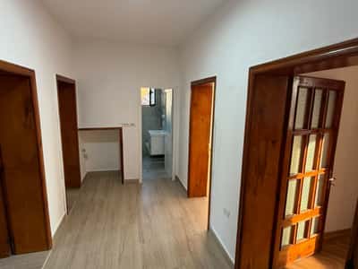 Jepet apartament per zyre ose banim me qira tek Rruga e Barrikadave .