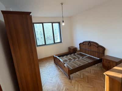 Jepet apartament per zyre ose banim me qira tek Rruga e Barrikadave .