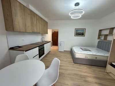 Qender,Rruga e Barrikadave jepet me qera garsoniere 40m2,e mobiluar.50,000LEKE