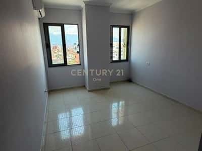 **SHITET APARTAMENT 1+1 – MISTO MAME, PRANË KOMPLEKSIT ÇABEJ**