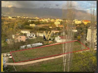 JEPET TOKE 1.300 M2 ME QERA TE RRUGA E DAXHIT, SAUK 700 EURO