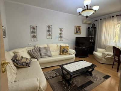 Jepen me qera 3 apartamente ne Yzberisht per ambiente biznesi
