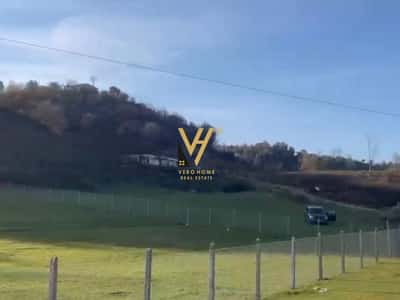 JEPET TOKE 2.600 M2 ME QERA NE MEZEZ 1.000 EURO