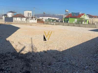 JEPET TOKE ME QERA 1.000 M2 NE BATHORE 700 EURO