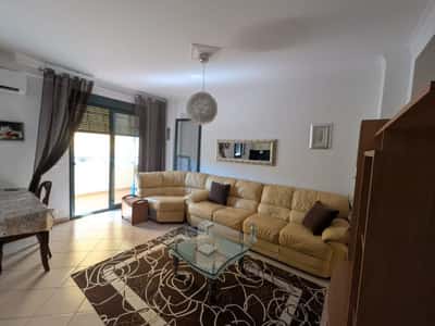 APARTAMENT 2+1 ME QIRA VJETORE NË LUNGOMARE