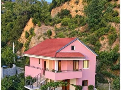 SHTËPI 2-KATËSHE PËR SHITJE – SAUKU I VJETËR / MJULL BATHORE 25,000,000 Lekë