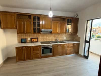Jepet apartament 2+1+Kuzhine e vecuar (per banim apo per zyre) tek Rruga e Barrikadave .