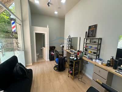 Shitet, Biznes Barber-Shop, Rruga e Barrikadave