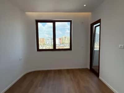 Tirane, shitet apartament 2+1+Ballkon Kati 5, 86 m² 198.000 € (Ish Stacioni i fundit i Tiranes se Re)