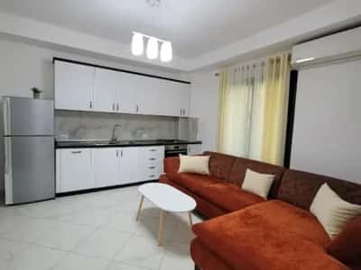 Durres, jepet me qera apartament ne plazh 1 Katshe Kati 1, 600 € (rruga pavarsia)