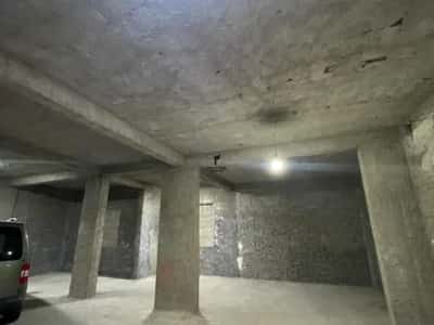 Tirane, jepet me qera magazine Kati 0, 130 m² 130 € (YZBERISHT)