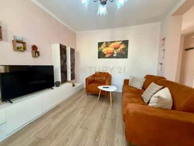 Tirane, jepet me qera apartament 2+1 Kati 5, 65 m² 700 € (Garda)
