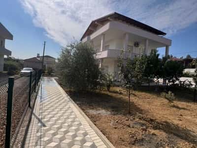VILË 3-KATËSHE ME QIRA NE ZONEN E SHKOZETIT