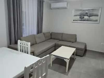 Tirane, jepet me qera shtepi 1+1 Kati 1, 65 m² 450 € (Yzberisht)