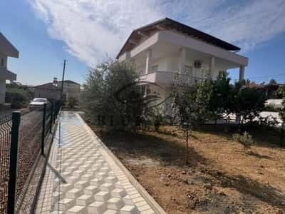 JEPET ME QIRA – KATI I PARË I VILËS | SHKOZET, DURRËS