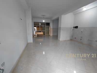 Jepet me qira ambient komercial – Dyqan / Magazinë 500 € /Muaj 50,000 Lekë /Muaj