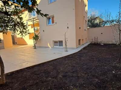 JEPET ME QIRA VILË TWIN – PRAPA GARDEN BUILDING