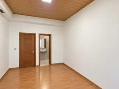 Tirane, jepet me qera zyre Kati 0, 90 m² 1.000 € (stadiumi dinamo , sheshi willson)