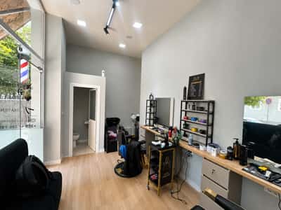 Rruga E Barrikadave - Shitet Dyqan 24m2 Kati 0 I Len Me Qera 800Euro