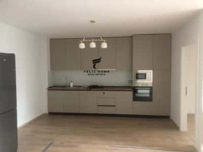 Tirane, jepet me qera zyre Kati 5, 138 m² 1.000 € (FUSHA E AVIACIONIT)