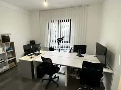 Tirane, jepet me qera zyre Kati 4, 133 m² 900 € (21 DHJETORI)