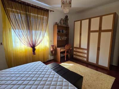 Shitet apartament 2+1 tek ish Tregu Elektrik , Rruga Ali Demi .