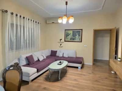 Tirane, jepet me qera apartament 3+1 Kati 2, 169 m² 800 € (FUSHA E AVIACIONIT)