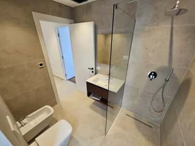 Tirane, jepet me qera apartament 4+1 Kati 3, 310 m² 3.400 € (Mullet)