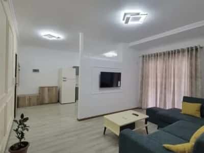 Tirane, jepet me qera apartament 1+1+Ballkon Kati 4, 75 m² 600 € (varri i bamit)
