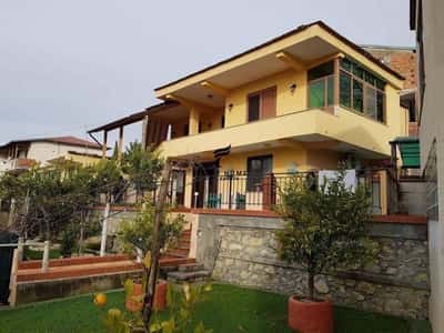 SHITET  VILE 360 M2 KINOSTUDIO  260.000 EURO