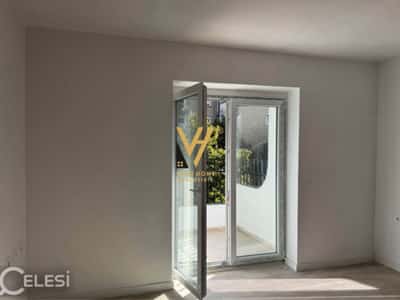 JEPET ZYRE 95 M2 ME QIRA TE RRUGA BARDHYL 70.000 LEKE