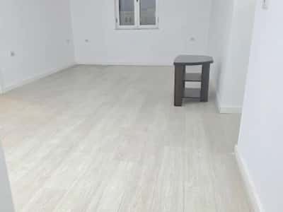 Jepet ambient biznesi me qira tek Rruga e Kavajes , tek Kryqezimi i 21 Dhjetorit , Rruga Myslym Shyri , Rruga Muhamet Gjollesha .