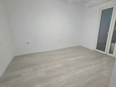 Jepet ambient biznesi me qira tek Rruga e Kavajes , tek Kryqezimi i 21 Dhjetorit , Rruga Myslym Shyri , Rruga Muhamet Gjollesha .