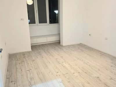 Jepet ambient biznesi me qira tek Rruga e Kavajes , tek Kryqezimi i 21 Dhjetorit , Rruga Myslym Shyri , Rruga Muhamet Gjollesha .