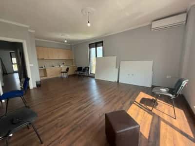 Tirane, jepet me qera apartament 3+1 Kati 6, 138 m² 700 € (PORCELAN)