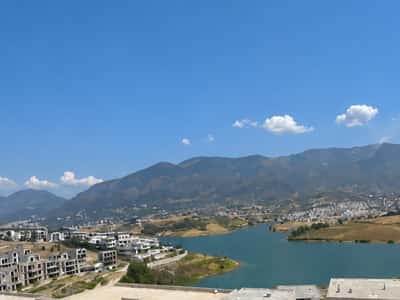 Okazion!!! Apartament 3+1 Penthouse Me Pamje Mbi liqenin e farkes Ne Shitje, Ne Farke