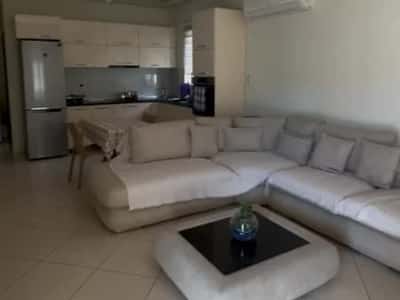 Tirane, ndarje qeraje me vajze Vile 2+1+Ballkon Kati 2, 100 m² 400 € (Rruga Janaq Paco)