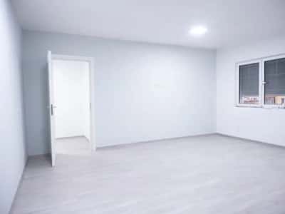 Tirane, jepet me qera zyre Kati 6, 90 m² 1.000 € (SHESHI WILLSON)