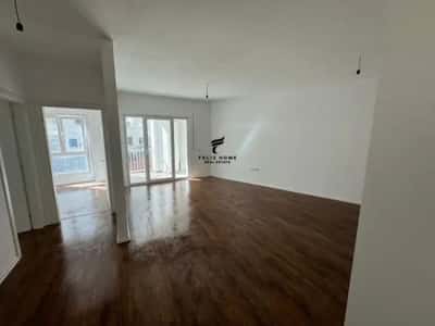 Tirane, jepet me qera apartament 2+1+Ballkon Kati 2, 95 m² 600 € (RRUGA E BARRIKADAVE)