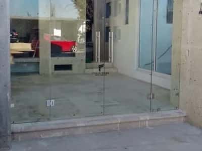 Tirane, jepet me qera ambjent biznesi Kati 1, 55 m² 1.200 € (ISH EKSPOZITA)