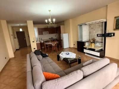 Tirane, jepet me qera apartament 2+1 Kati 10, 120 m² 600 € (RRUGA E KAVAJES)