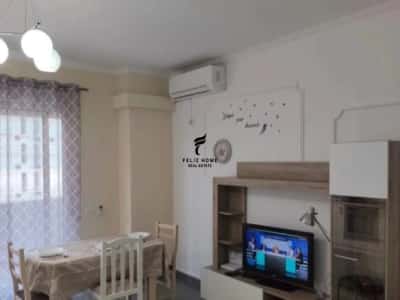 Tirane, jepet me qera apartament 1+1+Ballkon Kati 4, 65 m² 570 € (ISH PARKU)